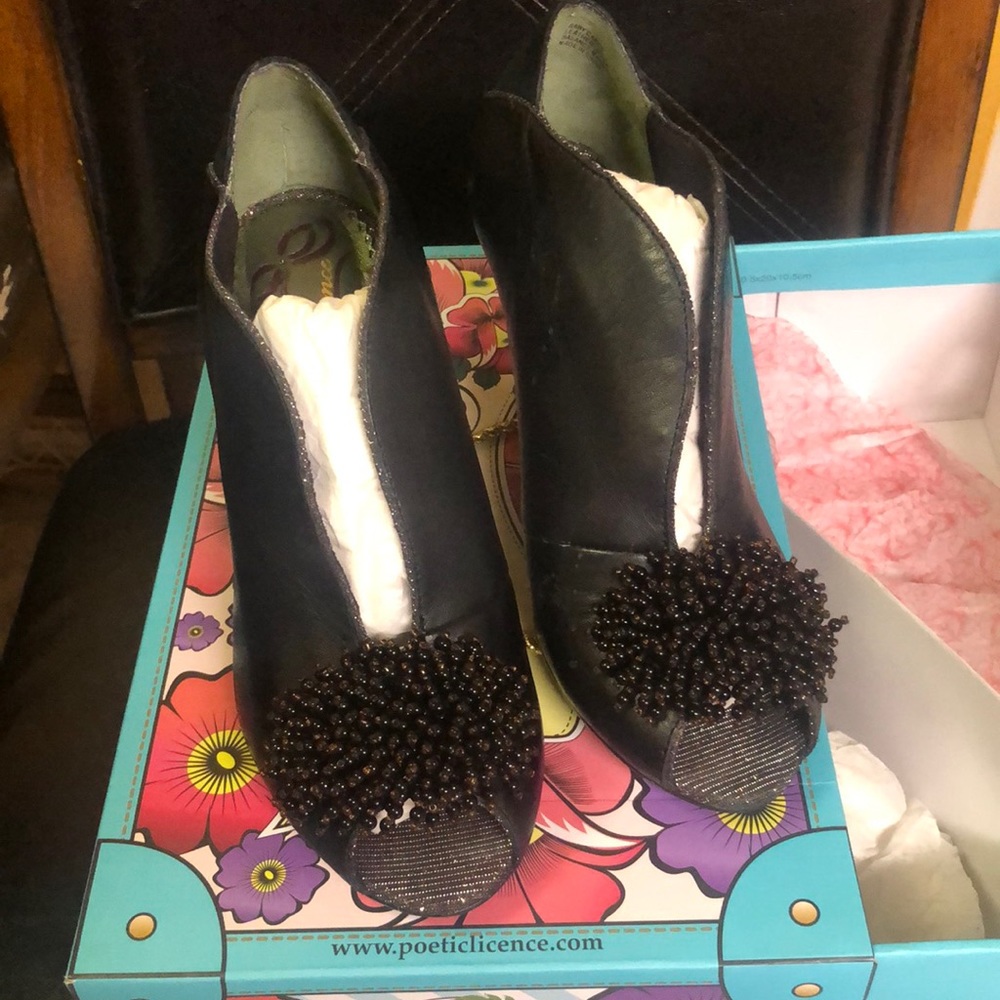 Beautiful black booty style heel